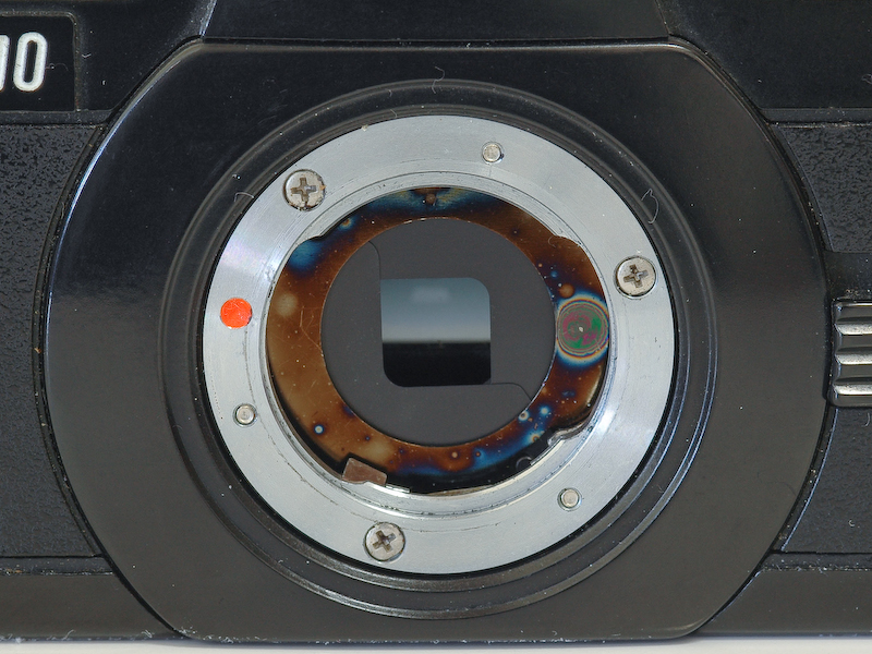 <b>2本爪のバヨネットマウント（左）：ペンタックスオート110のレンズマウントは、このように爪は2本のみ。マウントが小さくレンズも小型なので、これで十分であった。3本爪のバヨネットマウント（中）：現行のレンズマウントのほとんどのものが3本爪のバヨネットマウントとなっている。しかし、寸法や情報通信の規格などがメーカーによって異なっており、互換性はない。写真はマイクロフォーサーズのレンズマウント。4本爪のバヨネットマウント（右）：レンジファインダーのライカMマウントは４本爪のバヨネットマウントである。</b>