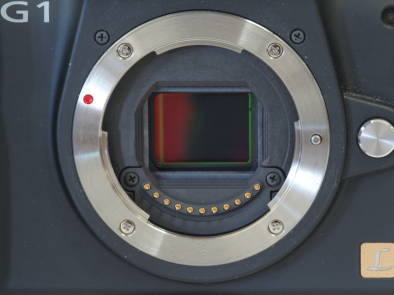 <b>2本爪のバヨネットマウント（左）：ペンタックスオート110のレンズマウントは、このように爪は2本のみ。マウントが小さくレンズも小型なので、これで十分であった。3本爪のバヨネットマウント（中）：現行のレンズマウントのほとんどのものが3本爪のバヨネットマウントとなっている。しかし、寸法や情報通信の規格などがメーカーによって異なっており、互換性はない。写真はマイクロフォーサーズのレンズマウント。4本爪のバヨネットマウント（右）：レンジファインダーのライカMマウントは４本爪のバヨネットマウントである。</b>