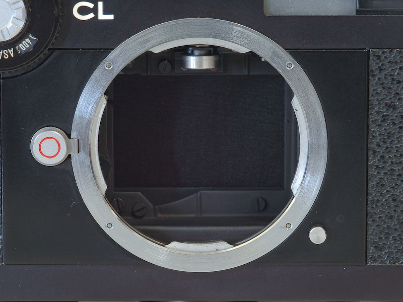 <b>2本爪のバヨネットマウント（左）：ペンタックスオート110のレンズマウントは、このように爪は2本のみ。マウントが小さくレンズも小型なので、これで十分であった。3本爪のバヨネットマウント（中）：現行のレンズマウントのほとんどのものが3本爪のバヨネットマウントとなっている。しかし、寸法や情報通信の規格などがメーカーによって異なっており、互換性はない。写真はマイクロフォーサーズのレンズマウント。4本爪のバヨネットマウント（右）：レンジファインダーのライカMマウントは４本爪のバヨネットマウントである。</b>