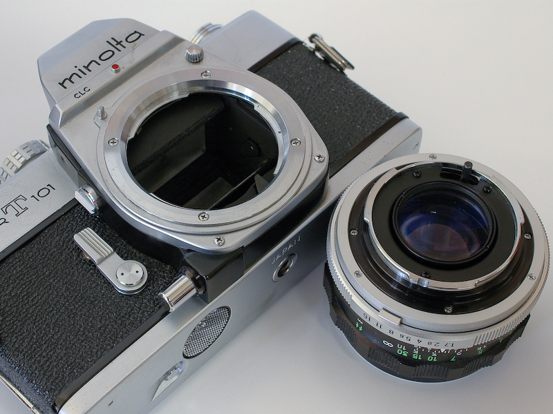 <b>バヨネットマウント：バヨネットマウントは、爪のかみ合わせでレンズをボディに固定する。</b>