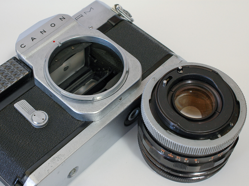 <b>スピゴットマウント：スピゴットマウントはレンズとボディの相対回転はなく、締め付けリングで固定する。EOS以前のキヤノンの一眼レフカメラが採用していた。</b>