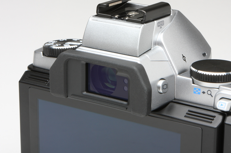 <b>アイセンサーを備えるEVFのアイピース部。アイカップは写真の標準装備のもののほか、別売でより大型の「EP-11」も用意されている。</b>