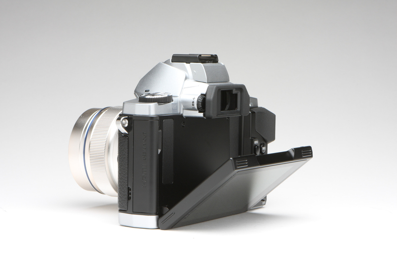 <b>背面モニターは3型約61万ドット有機ELを採用。上向きに80度、下向きに50度チルトする。横位置でのローアングル、ハイアングル撮影では便利。</b>