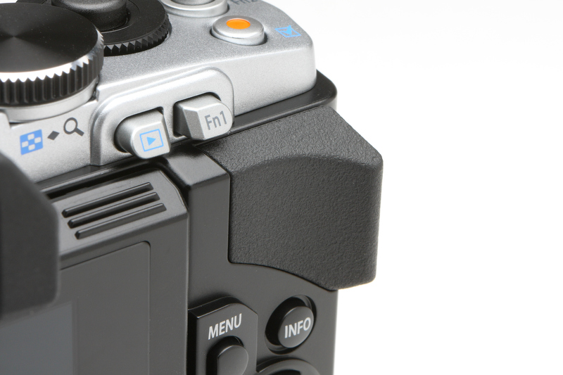 <b>カメラ背面部の指当てグリップ。大きいうえに適度な硬さのラバーで、ホールディングしやすい。再生とファンクション1ボタンは独特の形状となる。</b>