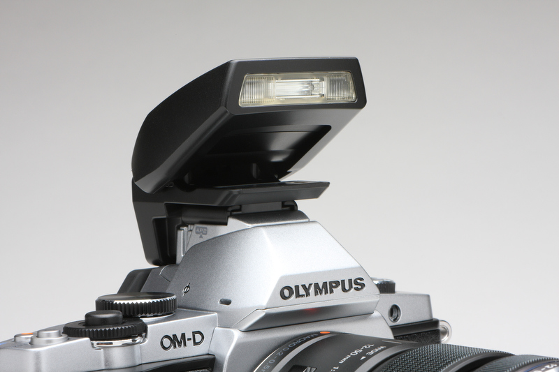 <b>付属するストロボを装着した状態。上方向にポップアップする。高感度特性も強くなったこともあり、個人的には着脱式はうれしく感じるところ。</b>