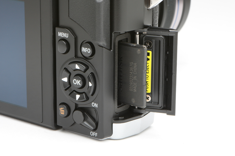 <b>カードスロットはボディ側面に装備。バッテリーと相部屋とするよりも、こちらのほうが使い勝手、見栄えともよい。カードの表面が撮影者側になるとなおよかったのだが……</b>