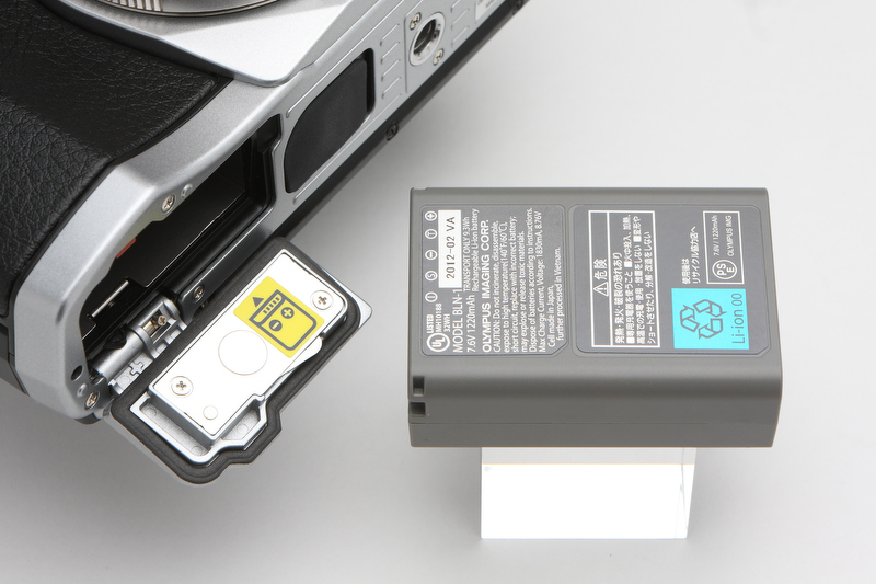 <b>電源はリチウムイオン充電池BLN-1。1,200mAの容量で、充電時間は空の状態から約3時間。撮影可能枚数は約360枚（CIPA準拠）としている。</b>