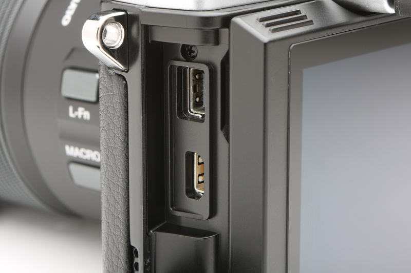 <b>インターフェースは上がマルチコネクタ（USB）、下がHDMIマイクロコネクタとなる。コネクタカバーを外すには、背面モニターを下方向に開いて行なう。</b>