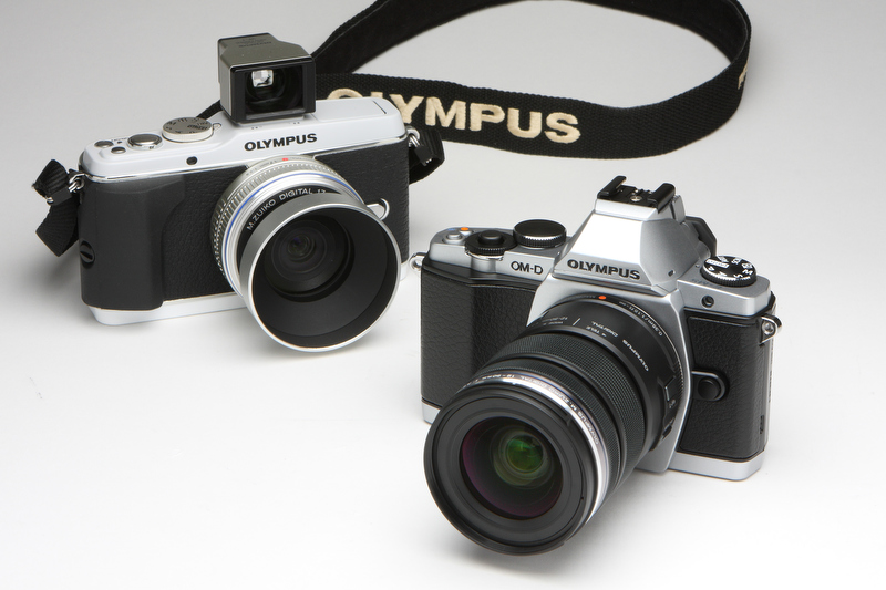 <b>筆者の所有するE-P3と。ボディ本体の大きさはさほど変わらないが、E-M5のほうがエッジはシャープなこともあって小さく見える。</b>