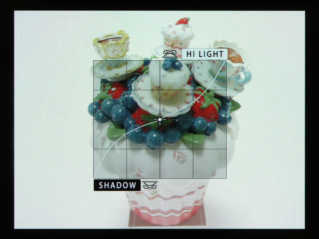 <b>ハイライト&amp;シャドーコントロール時の背面モニター画面。ハイライトをサブダイヤルで、シャドー部をメインダイヤルで調整し、好みの明るさにする。</b>