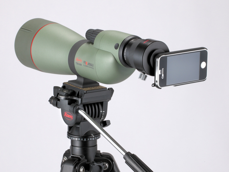 <b>スポッティングスコープTSN-884にiPhone 4Sを装着。デジタルカメラアダプターTSN-DA10を併用</b>