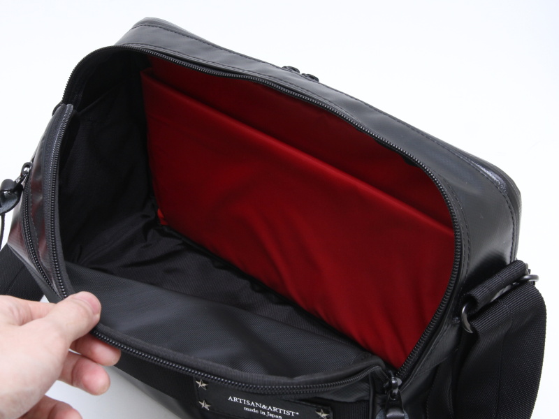 <b>カメラ用のクッションボックスを取り出したところ</b>