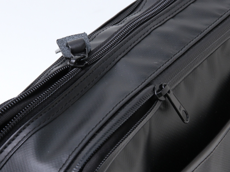 <b>パソコンスペースの開口部（右）には止水ジッパーを採用</b>