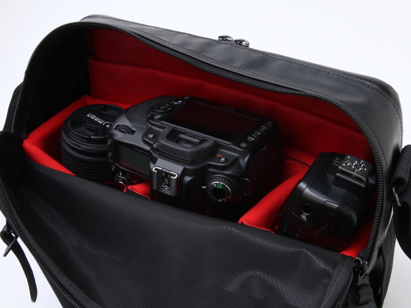 <b>一眼レフカメラの収納例。左奥からタムロンSP AF 90mm F2.8 Di MACRO 1：1、ニコンD90（AF-S DX NIKKOR 16-85mm F3.5-5.6 G ED VRを装着）、クリップオンストロボSB-600</b>