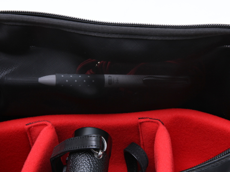 <b>バッグの内側から見たところ。メッシュ素材なのがわかる</b>