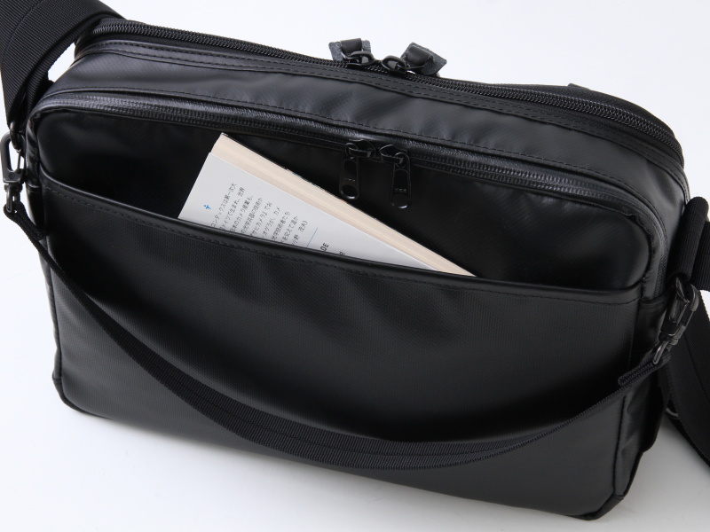 <b>背面ポケットに文庫本を入れたところ</b>