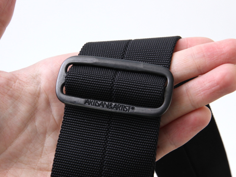 <b>ストラップのバックルにはアルティザン&amp;アーティストのロゴ</b>