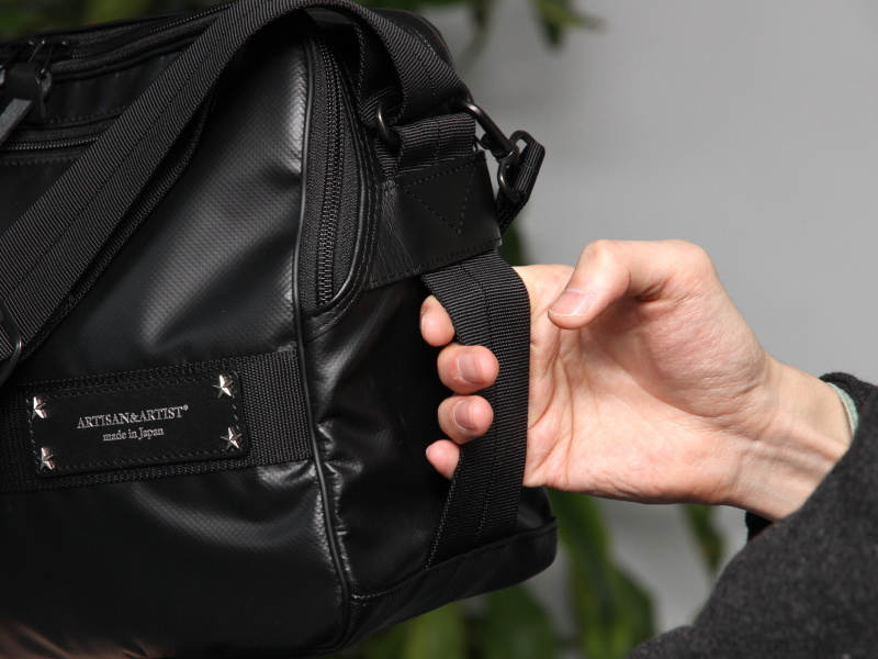 <b>側面にもハンドルとして使える部分が。網棚からバッグを降ろす場合などを想定しているという</b>