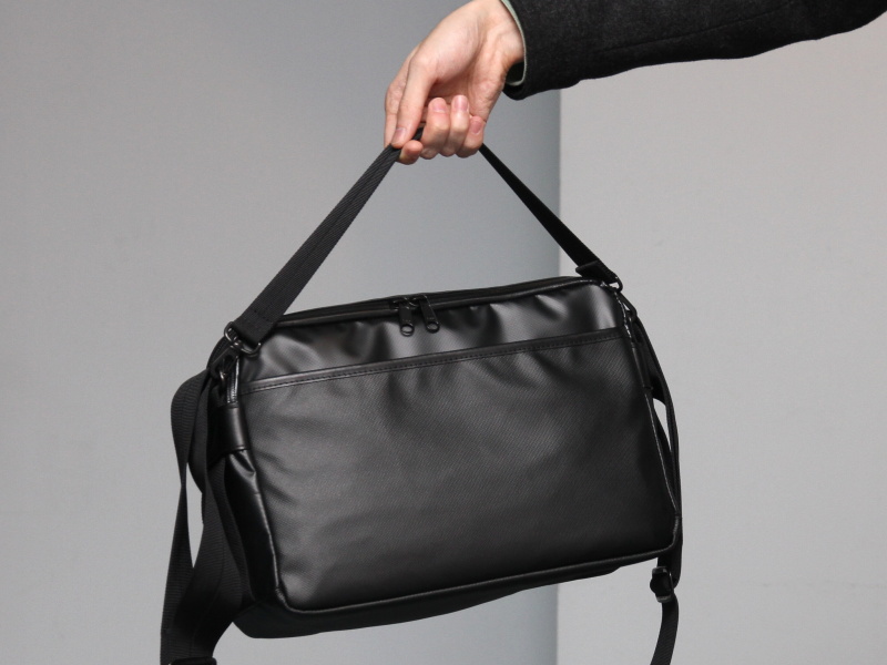 <b>背面の手提げハンドル</b>