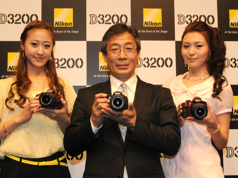 <b>中央はニコンイメージングジャパン取締役社長の五代厚司氏</b>