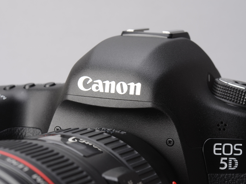 <b>5Dシリーズの伝統として内蔵ストロボは搭載されていない。ペンタ部の両サイドには彫刻刀で削ったかのようなエッジがあり、これがけっこうアクセントになっている。マウント側への出っ張りが少ないペンタ部形状は、ストロボレスならではの造形であり、なかなかカッコいい。</b>