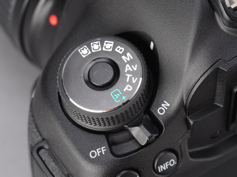 <b>5D Mark IIではサブ電子ダイヤルロックスイッチと兼用だった電源スイッチは、EOS 7Dと同じこの位置に。モードダイヤルは5D Mark IIでは有償でロック付きに改造可能だったが、5D Mark IIIでは最初からロック付きになった。</b>