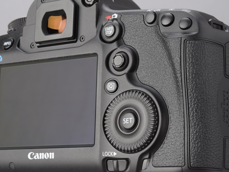 <b>測距点のダイレクト移動に便利なマルチコントローラーなどは5D Mark IIと同様だが、サブ電子ダイヤルには十字タッチパッド機能が追加されている。</b>