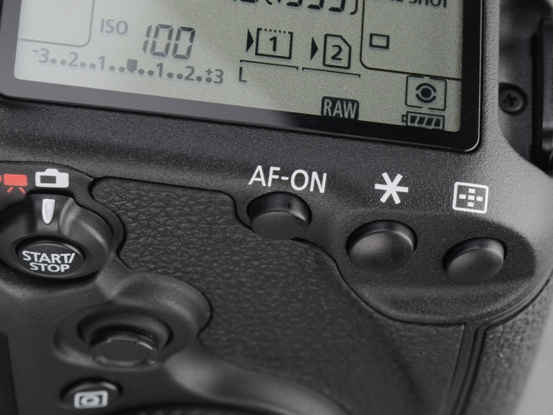 <b>測距点選択、AEロック、AF-ONボタンは5D Mark IIと同じ並び。EOS 7Dと同様のライブビュー/動画スタート･ストップスイッチが搭載されている。</b>