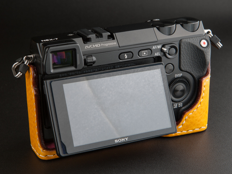 <b>背面は液晶チルトを妨げない仕様になっている。タイトフィットで遊びはほとんどない</b>