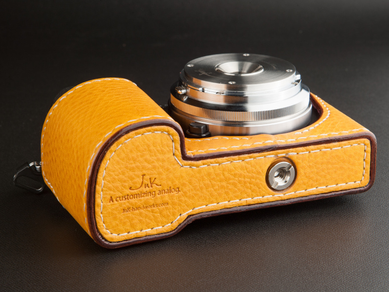 <b>三脚穴にネジで固定する。グリップ底面にブランドロゴが刻印されている</b>