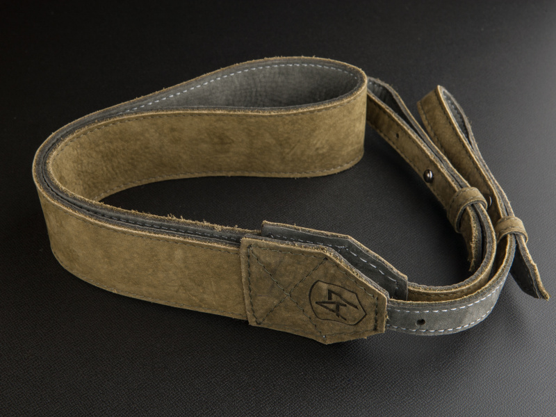 <b>本製品は85ドル。100％プレミアムレザーをうたっているだけあって、革質がよい</b>