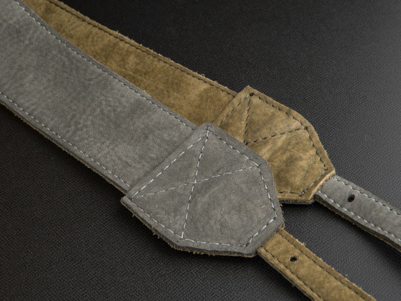 <b>裏表でレザーとステッチの色を合わせてある。なかなか芸がこまかい</b>