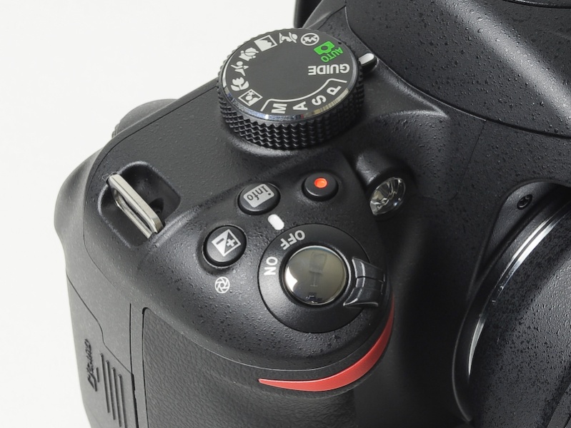 <b>動画ボタンがシャッターボタン近くに移動。露出補正ボタンはブラインドで押しやすい</b>