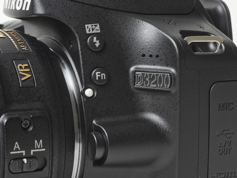 <b>中央にあるのがFnボタン。ISO感度などを割り当てる</b>