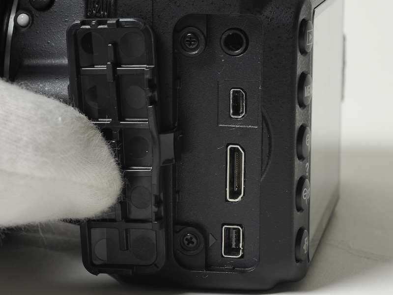 <b>一番上のUSB/AV端子にWU-1aを装着できる。その下はHDMI。一番下はGPSユニットGP-1などをつなぐリモコン端子</b>