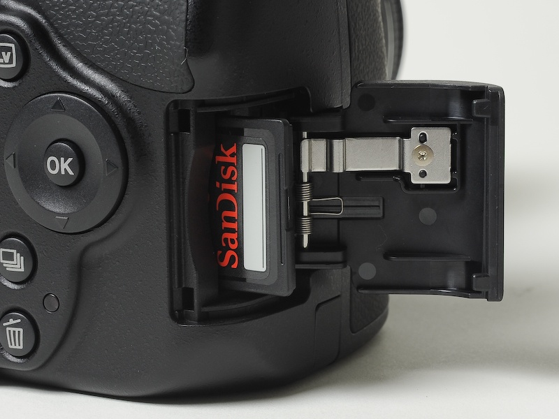 <b>記録メディアはSDXC/SDHC/SDメモリーカード。UHS-Iにも対応する</b>