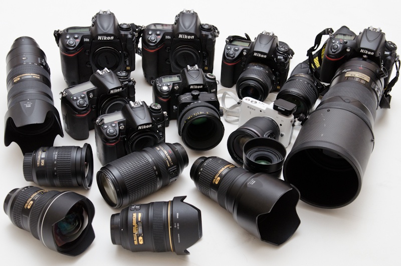 <b>VANGUARD製のカメラバッグに収納されている機材。カメラはいろいろだが、今の一番メインはニコン。新製品のD4、D800をはじめ、D3SやD3X、D7000、D5100。ミラーレスのNikon 1なども活用。</b>