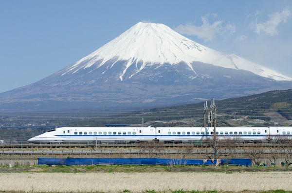 <b>「さすが僕の作品を盗みみただけあって、2回目の撮影では、きっちり富士山と新幹線のバランスを修正してきました。ただ新幹線の下の空間が広すぎたため、下の青いネットが邪魔です。鉄道写真は画面下ギリギリに線路を置くのが基本です。鉄ちゃんは奥が深いのだよ。ふふふふ」</b>