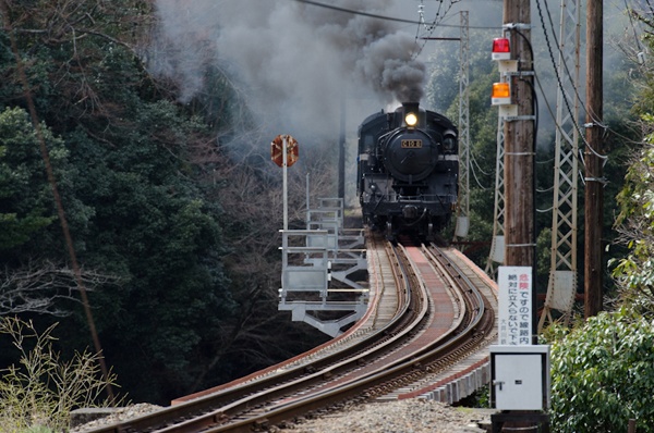 <b>「僕の助言を聞かず欲張ったため、シャッタータイミングがありえないことになっています（笑）蒸気機関車は煙が命。できるだけ煙を意識した構図をつくりましょう。そんなわけで、SLの写真には縦位置が多いのです」</b>