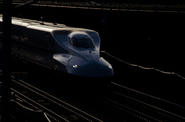 <b>「かなり思い切って露出アンダーにしたことで、新幹線のボディーがかなりエロティックに輝いています。ただし日の丸構図。新幹線のような速い被写体の場合は、画面の写したい位置で列車を見ながら撮影するのがコツです」</b>