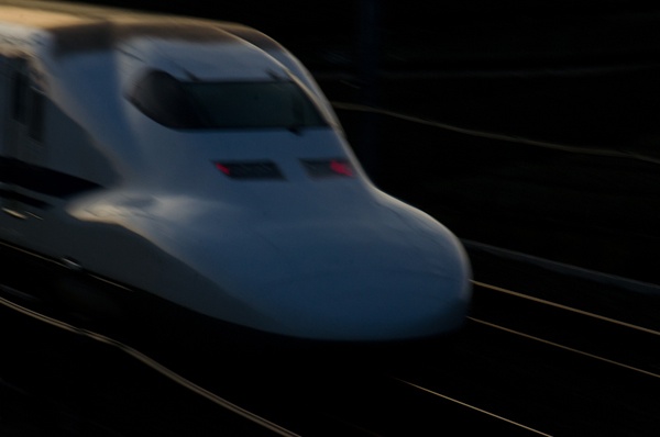 <b>「270kmで走り去る新幹線を望遠レンズで見事捉えて流し撮り。さすがです。一刻も早く心を入れ替え、被写体を女性から鉄道に切り替えることをオススメします」</b>