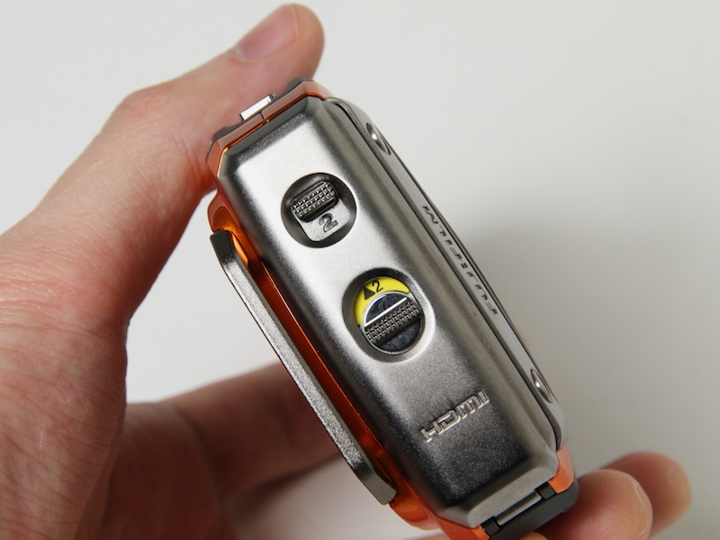 <b>バッテリーおよびメディア室のカバーには2重ロックを採用している</b>