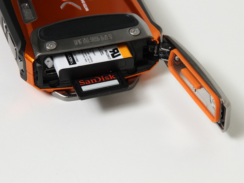 <b>記録メディアはSDXC/SDHC/SDメモリーカードに対応</b>