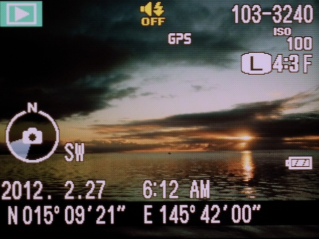 <b>再生時の表示。緯度経度に加えて、電子コンパスによる方位の表示が可能になった</b>