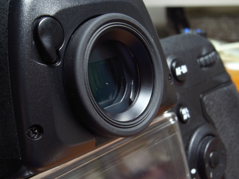 <b>ニコンD3の純正アイピース装着時</b>