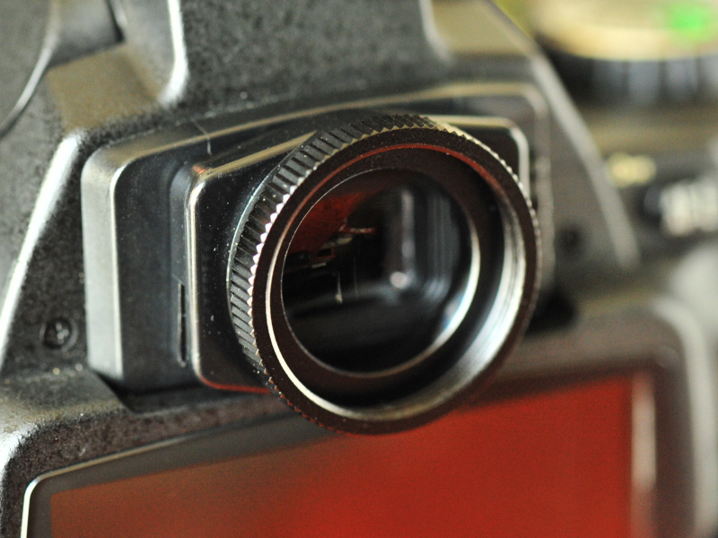 <b>ニコンD40にニコン純正アイピースアダプター、アジャスティグマ用オリジナルステップアップリングを装着したところ</b>