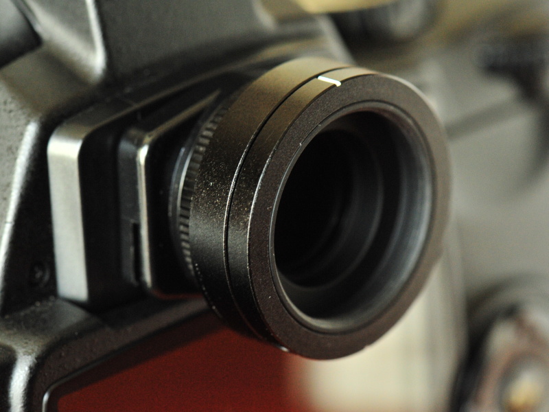 <b>ステップアップリングを介してアジャスティグマを装着</b>