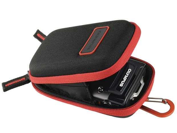 <b>カラビナ付きカメラケース「CSCH-107」（5,040円、収納例）。コンバーターアダプターを付けたまま収納可能</b>