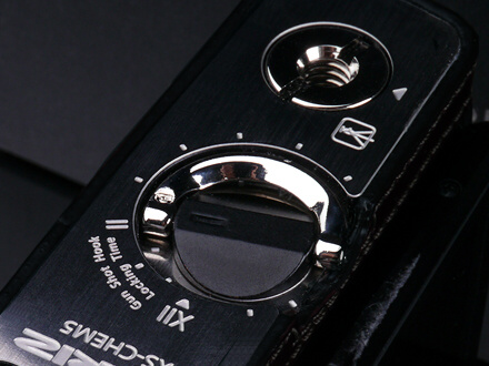 <b>三脚穴とGUN-SHOTストラップ機構を備える</b>