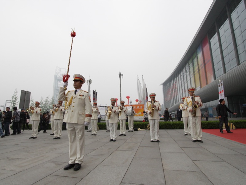 <b>開会式は生バンドの演奏でスタート。会場には香港をはじめ各地からのメディアが来ていたが、欧米人らしい姿はほとんど見当たらなかった。</b>